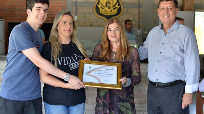 Diza, Larissa e Santiago Gonzaga recebem o diploma do ex-presidente da Fundação Tiago de Moraes Gonzaga, Régis Gonzaga