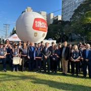 Foto oficial do evento, com autoridades e agentes de transito posando em frente ao balão com a marca da Balada Segura